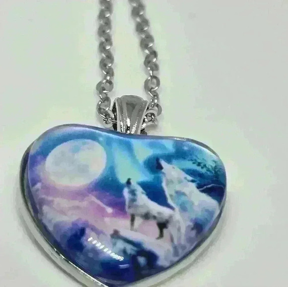 NWOT Beautiful Heart Shaped Wolf Necklace - Picture 3 of 3